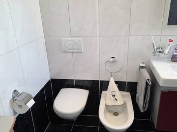 Chambre chez l'habitant à louer à Neuchâtel - photo 5 : salle de bain-5