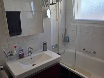 Chambre chez l'habitant à louer à Neuchâtel - photo 6 : salle de bain-6