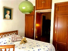Bonito Dormitorio Y Baño Para Alojamiento En Pamplona