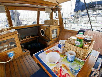 Roomlala | Bow cabin for rent on a sailboat