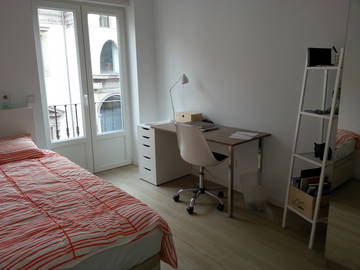 Roomlala | Bright and centrally located room with air conditioning