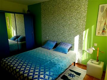 Roomlala | Bright Blue Room. Private Car Park