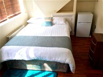 Roomlala | Bright Double Room Located In South Wimbledon