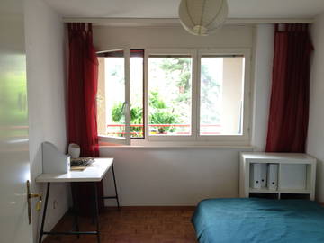 Roomlala | Bright Room for Rent in a Large Apartment