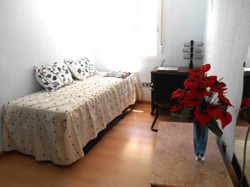 Roomlala | Bright Room in Madrid Next to Metro