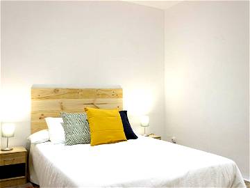 Roomlala | Bright Room With Double Bed And Private Bathroom (RH17-R3)