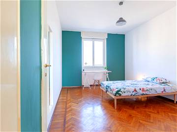 Roomlala | Buonarroti 15 Room 2 - Bright Bedroom With Air Conditioning