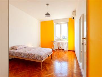 Roomlala | Buonarroti 15 Room 3 - Bright Bedroom With Air Conditioning