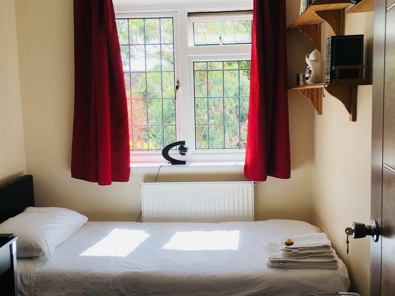 Homestay Slough 35372-1