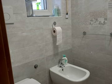 Chambre chez l'habitant à louer à Livorno - photo 2 : salle de bain-2