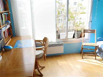 Roomlala | Camera da letto con balcone fiorito, ufficio, doccia, cucina attrezzata