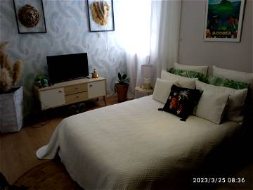 Roomlala | Camera da letto di 12 m2 con spogliatoio televisivo