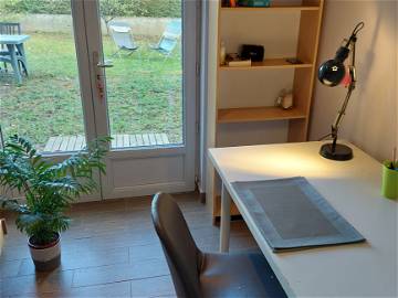 Roomlala | Camera da letto e soggiorno indipendente al piano giardino di una villa