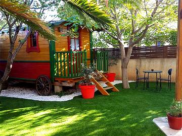 Roomlala | Caravana En Alquiler Al Fondo De Un Jardín