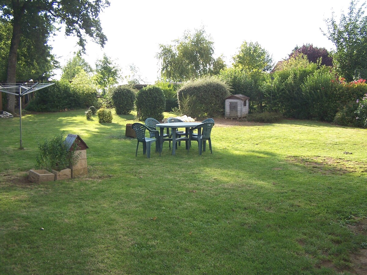 Quarto Em Casa Do Anfitrião Saint-Éloy-de-Gy 673709