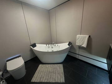 Logement entier à louer à North Vancouver - photo 13 : salle de bain-13