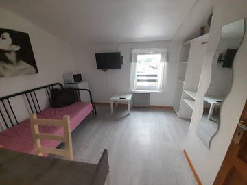 Roomlala | Cergy Private Room 1/2 People