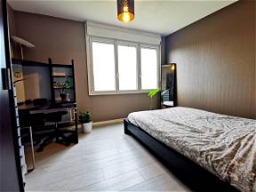 Dormitorio 12 m2 amueblado, cocina totalmente equipada, salón, baño