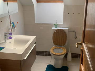 Chambre chez l'habitant à louer à Incourt - photo 11 : salle de bain-11