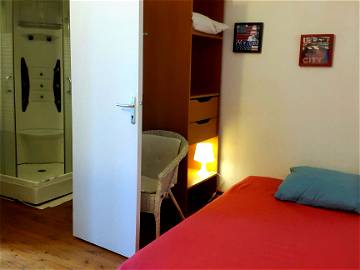 Roomlala | Chambre 14m² Douche Et Wc Privatifs Lille Europe