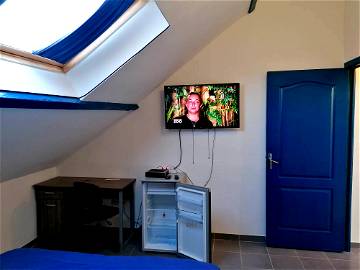 Roomlala | Chambre 2, TV teledistribution, wifi,bureau et mini-frigo.