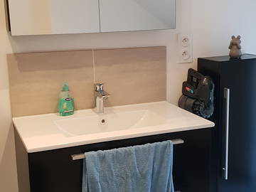 Chambre chez l'habitant à louer à Yvré-L'évêque - photo 4 : salle de bain-4