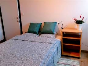 2nd Floor Bedroom 5' From The ULB. Included Breakfast, Meals