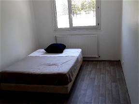 Room For Rent In Décines-charpieu