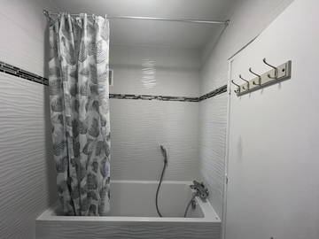 Chambre chez l'habitant à louer à Vaux-Le-Pénil - photo 7 : salle de bain-7