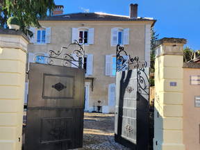 ROOM FOR RENT IN A MANOR HOUSE