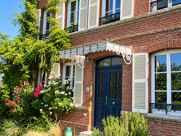 Chambre à louer dans maison de ville. Grand espace.