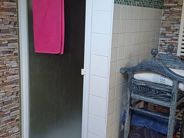 Chambre chez l'habitant à louer à Feigères - photo 3 : salle de bain-3