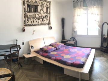 Chambre avec accès à la cuisine et au jardin