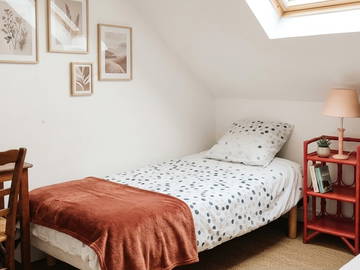 Chambre avec lit simple en homestay