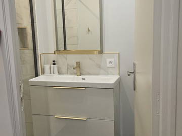 Chambre chez l'habitant à louer à Saint-Germain-Des-Prés - photo 2 : salle de bain-2