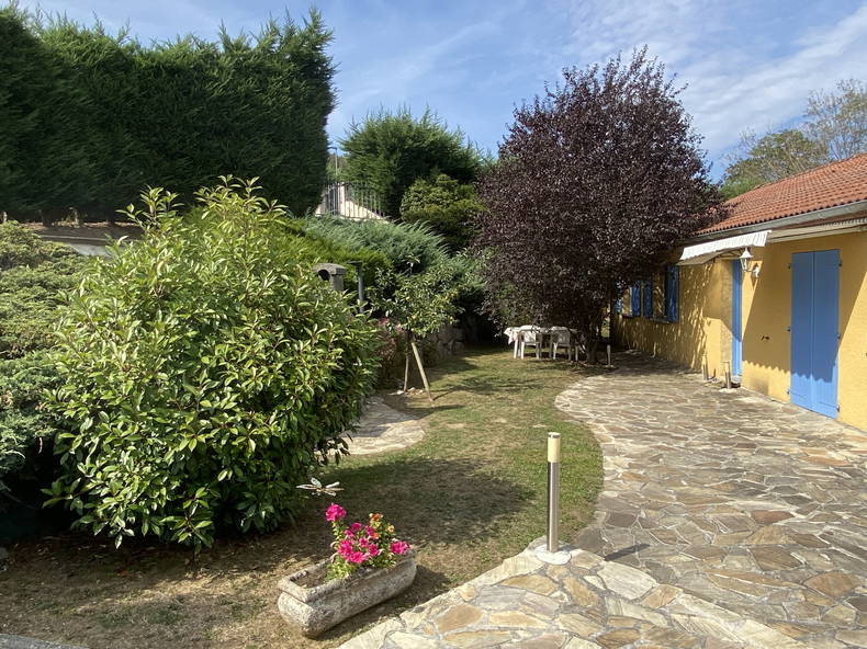 Homestay Unieux 29857-3