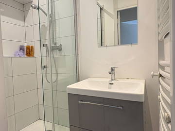 Chambre chez l'habitant à louer à Saint-Ouen-Sur-Seine - photo 7 : salle de bain-7