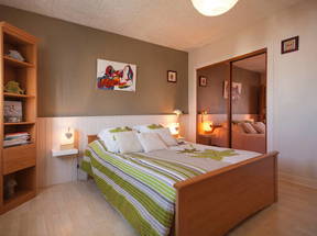Dormitorio con baño privado