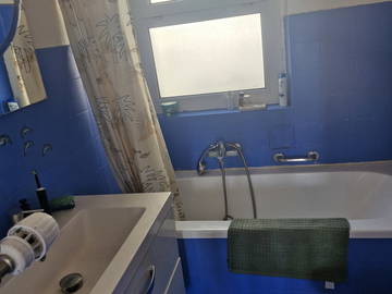 Colocation à louer à Gampelen - photo 4 : salle de bain-4