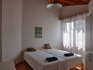 Unterkunft beim Gastgeber zur Miete in La Grande Béroche - Foto 1 : Schlafzimmer-1