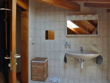 Unterkunft beim Gastgeber zur Miete in La Grande Béroche - Foto 11 : Badezimmer-11