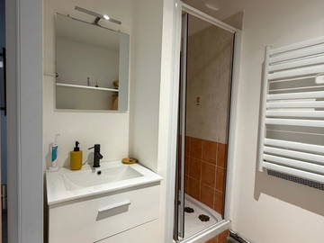 Chambre chez l'habitant à louer à Saint-Nazaire-Les-Eymes - salle de bain-6