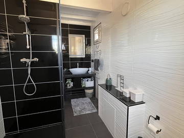 Chambre chez l'habitant à louer à Six-Fours-Les-Plages - photo 3 : salle de bain-3