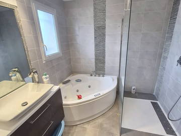 Chambre chez l'habitant à louer à Claira - photo 3 : salle de bain-3