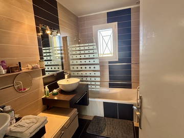 Coliving for rent in Neyron - photo 6: Bathroom-6