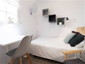 Roomlala | Chambre Confortable Avec Lit Double À Gracia (RH16-R5)