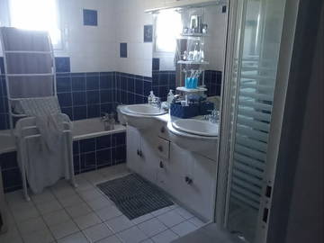 Chambre chez l'habitant à louer à Vellèches - photo 3 : salle de bain-3