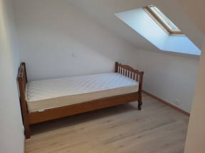 Quarto em uma casa tranquila em Villemandeur. (Piso superior, acesso por caminho)