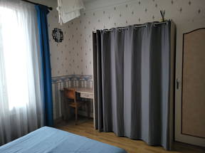 Schlafzimmer im Haus mit Garten