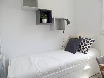 Roomlala | Chambre Dans Un Appartement Récemment Rénové, Gracia (RH18-R6)